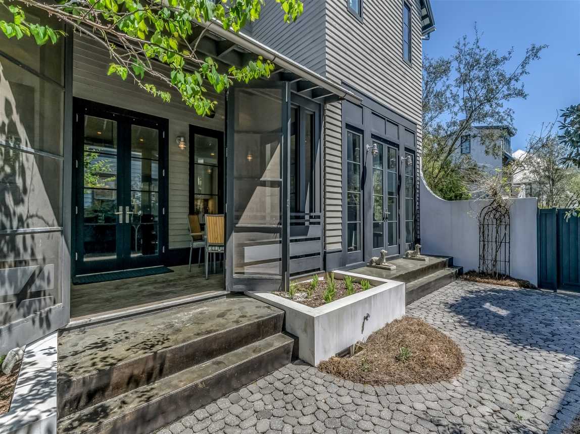 Screened In Porch - Direct Access to the Private Courtyard