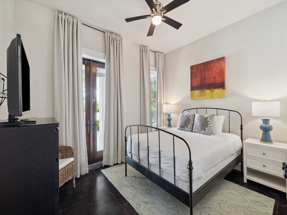 Queen Guest Suite - Offering Courtyard Access