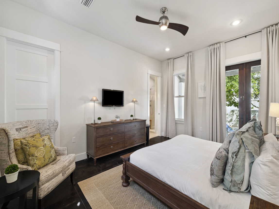 Primary King Suite - Courtyard Access & Flat-Screen TV