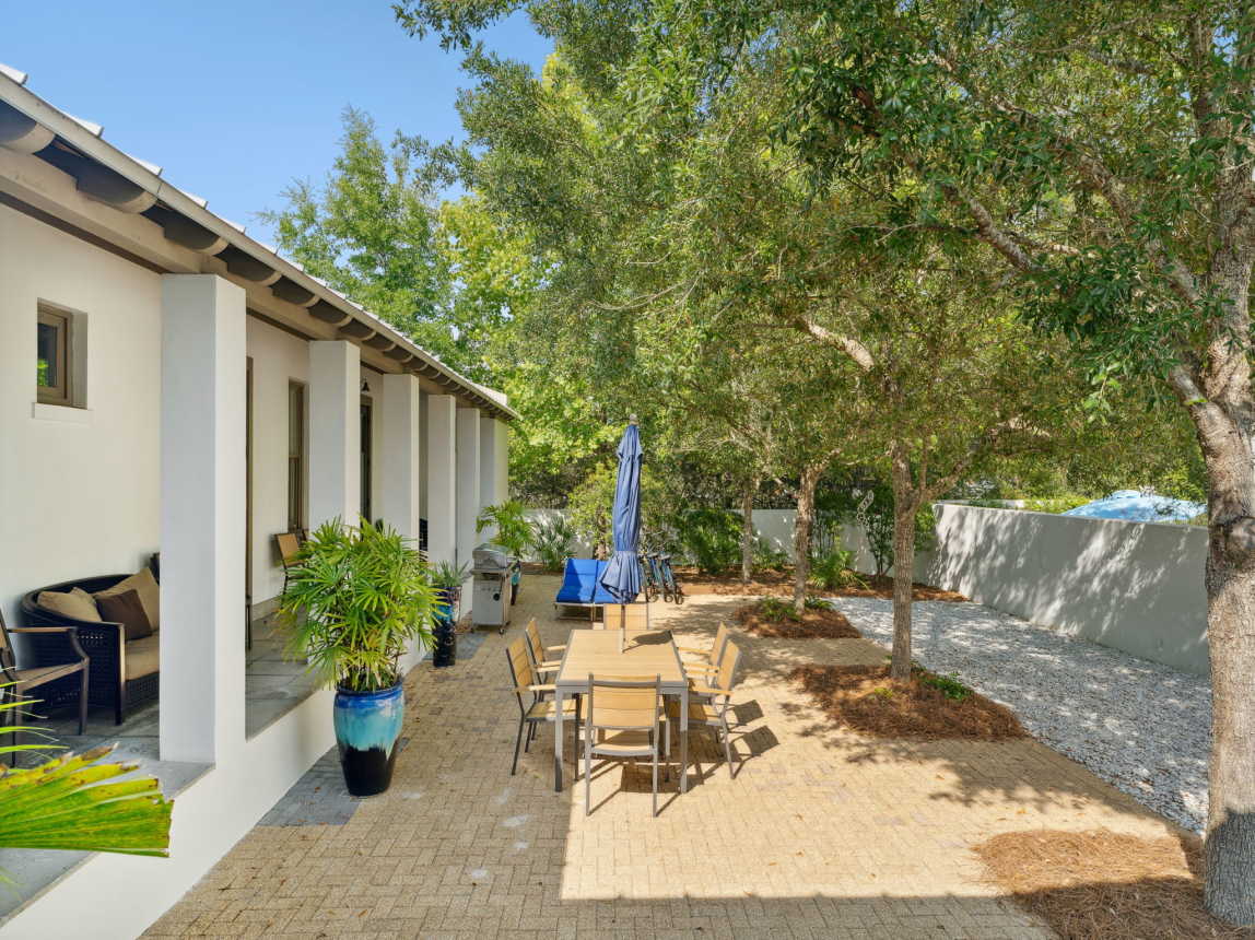 Enjoy the Oversized Outdoor Oasis!