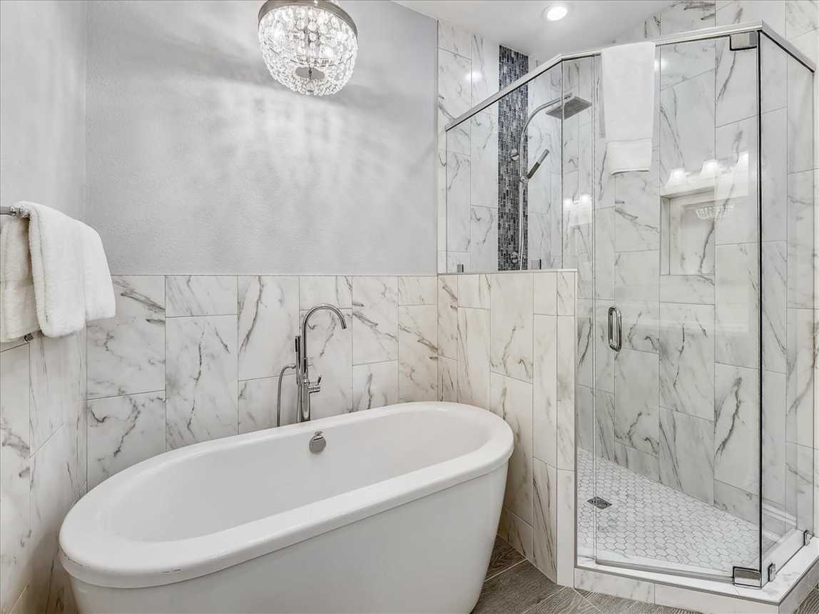 2nd Floor Primary En-Suite - Soaking Tub and Shower