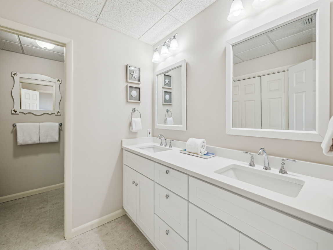 Queen Guest En-Suite - Dual Vanities