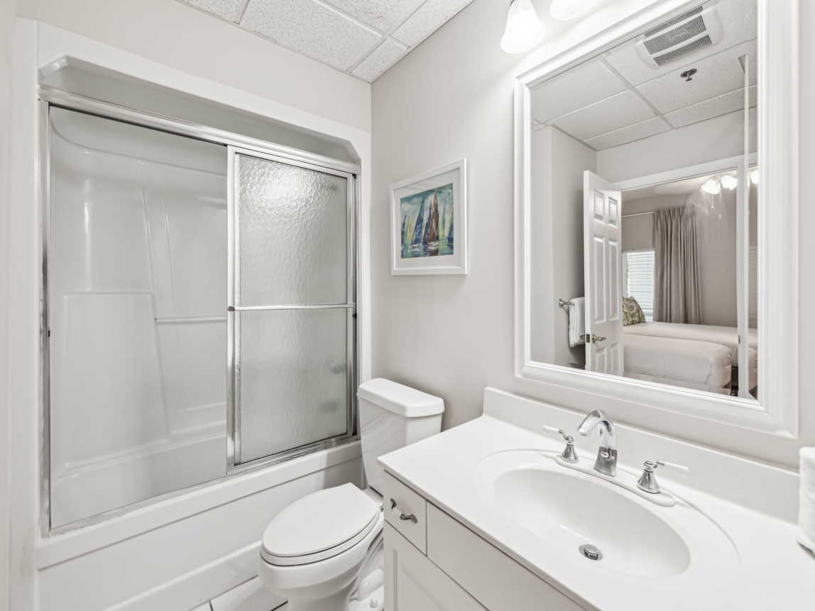 Queen Guest En-Suite - Single Vanity & Shower/Tub Combo