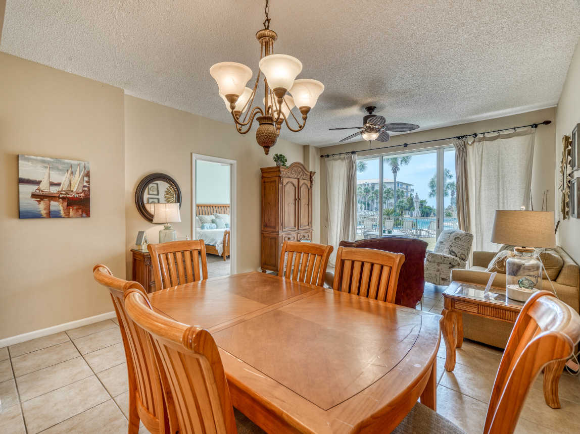 Dining Area with Seating for 6!