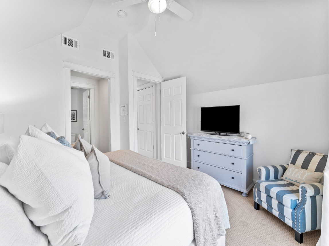 Additional Third Floor ?Primary Suite with a Flat Screen TV