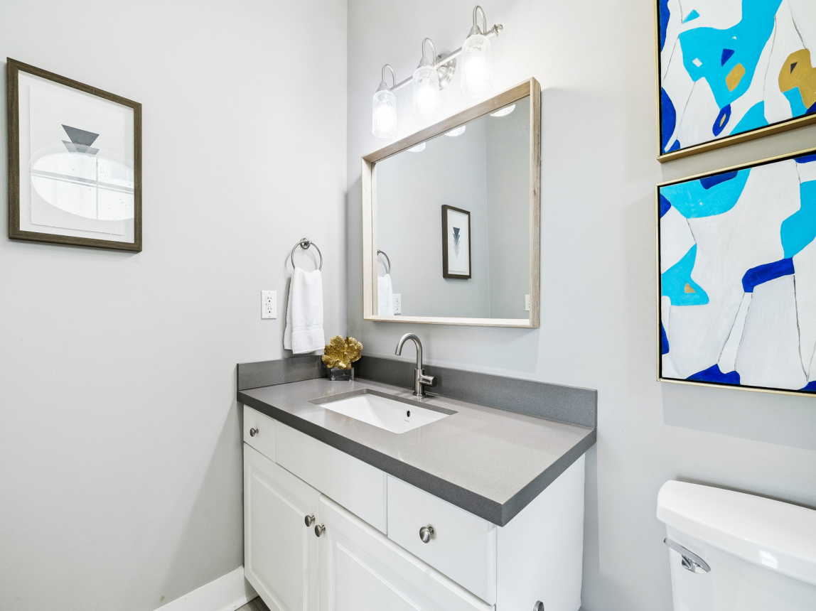 King Guest En-Suite - Single Vanity