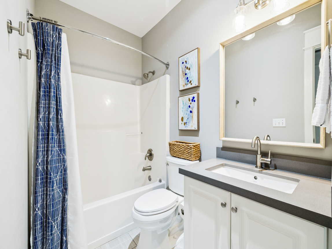 Queen Guest En-Suite - Single Vanity + Shower/Tub Combo