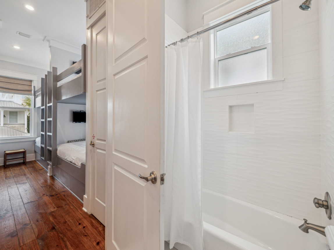Bunk En-Suite - Shower/Tub Combo