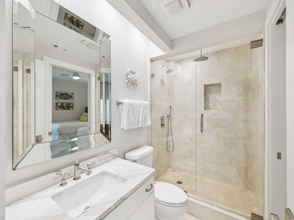 Queen Guest En-Suite - Single Vanity + Walk-In Shower