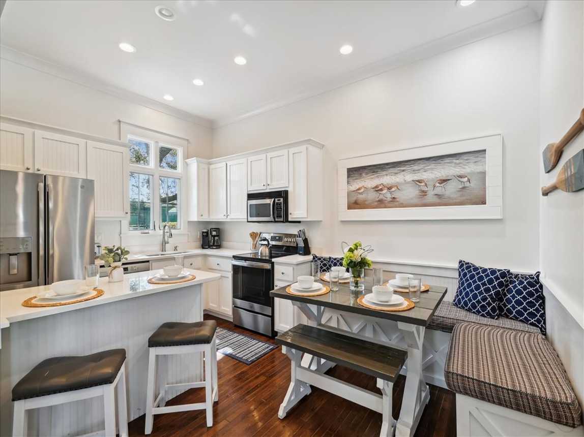 Chef's Kitchen & Cozy Dining Area