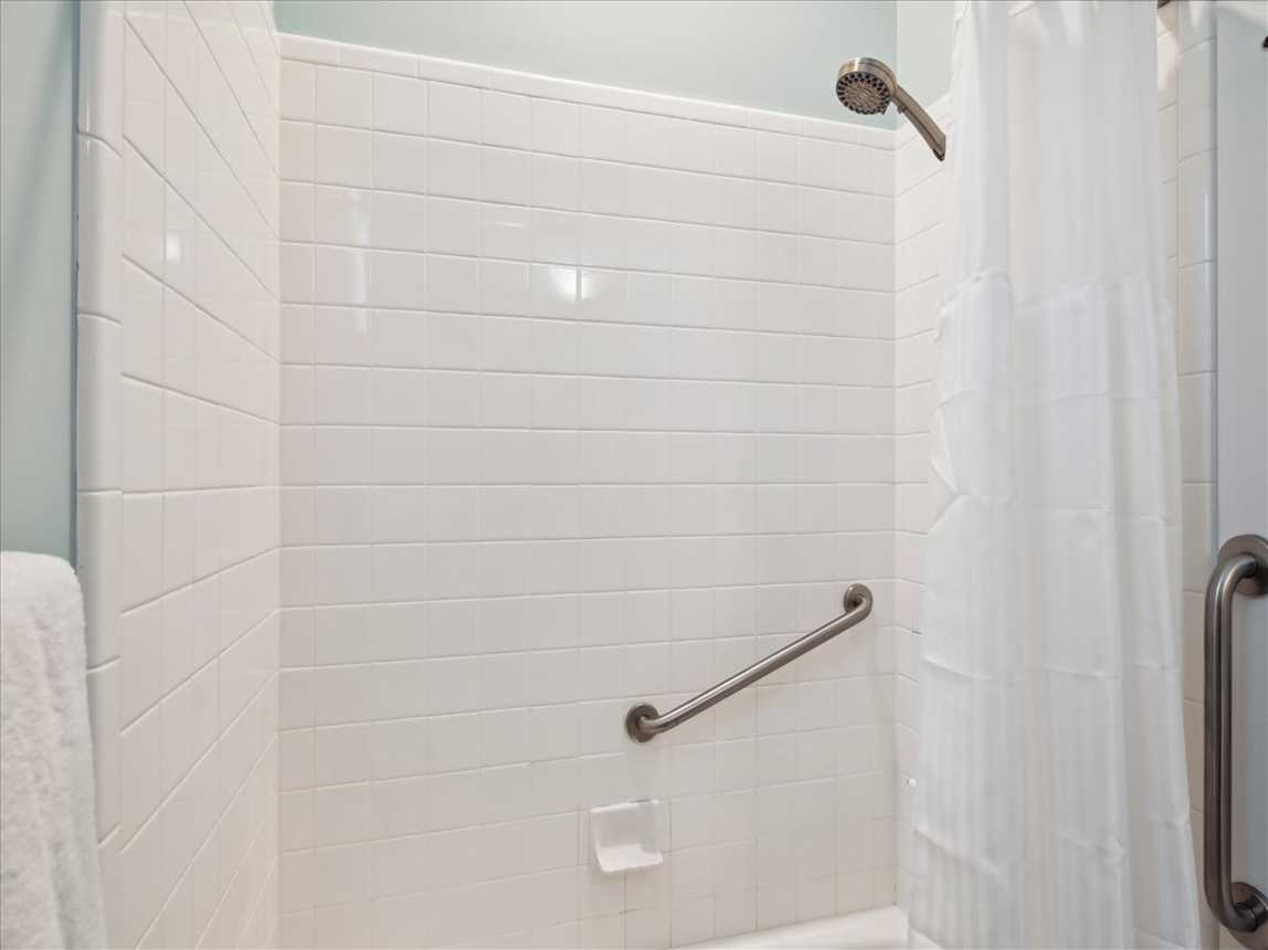 Shared Guest Bathroom - Single Vanity & Shower/Tub Combo