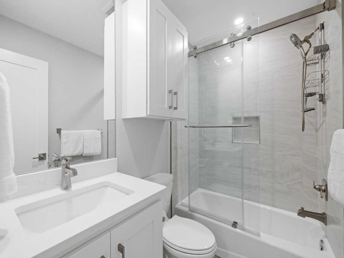 Guest En Suite - Single Sink and Tub/Shower Combo