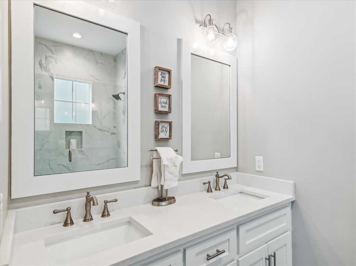 King Guest En-Suite - Dual Vanities