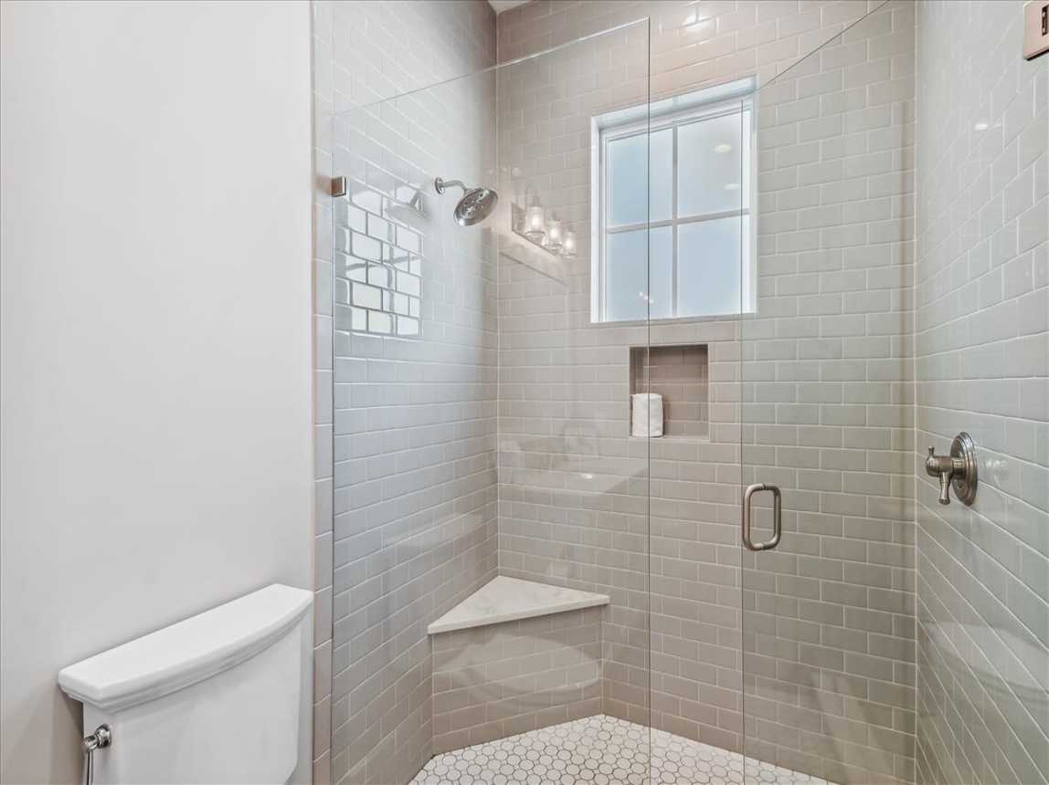 King Guest En-Suite - Walk-In Shower