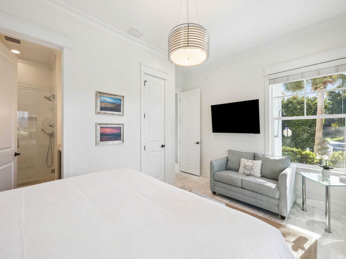 King Guest Suite - Patio Access & Flat-Screen TV