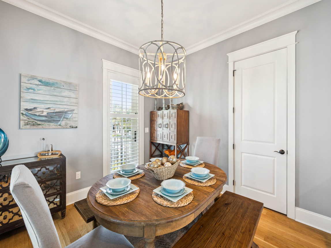 Dining Area with Seating for 6!