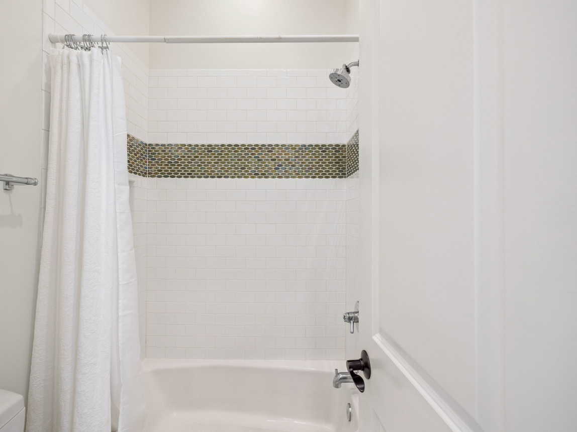 Shared Guest Bathroom - Shower/Tub Combo