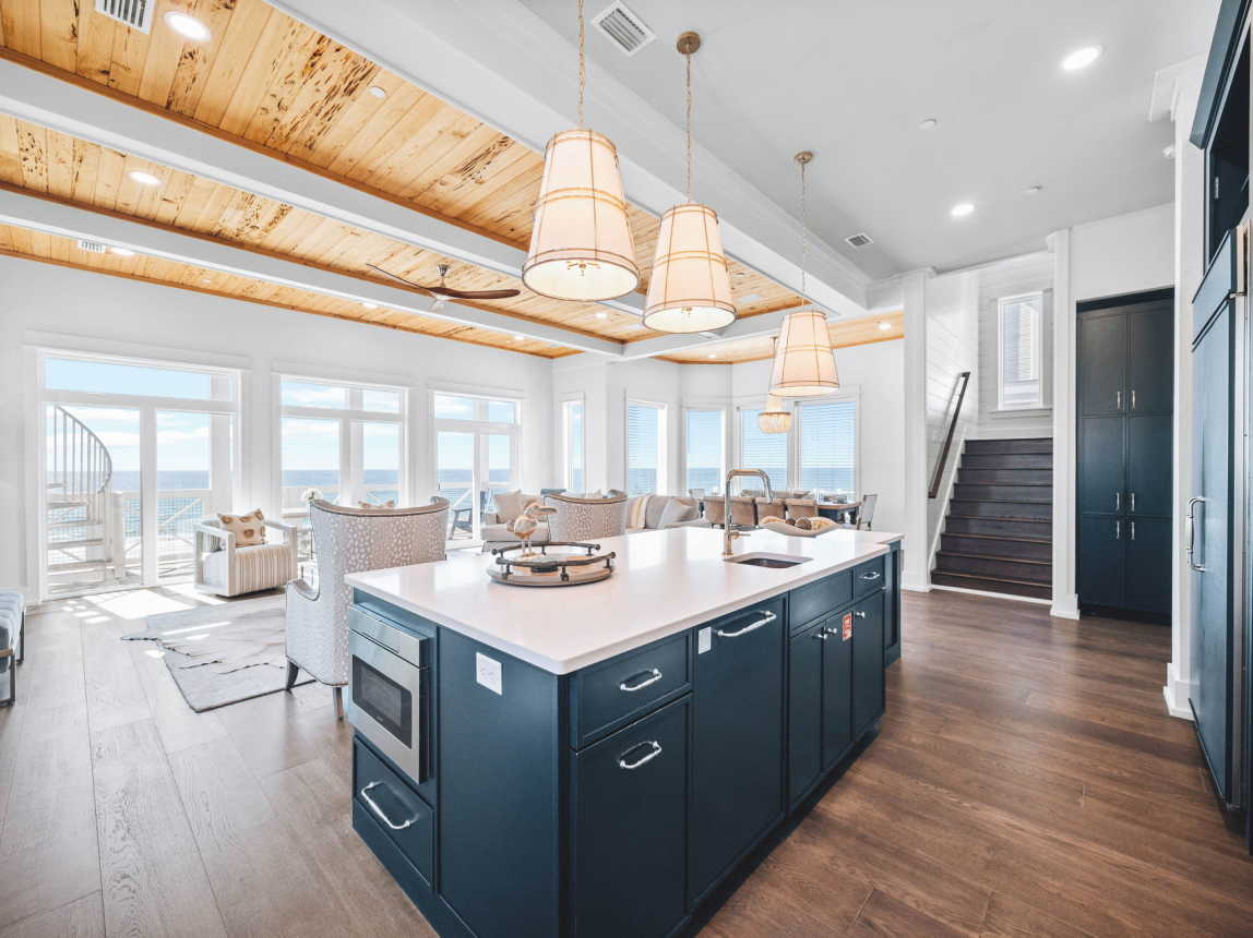 Chef's Kitchen - Island with Plenty of Storage & Seating for 4!