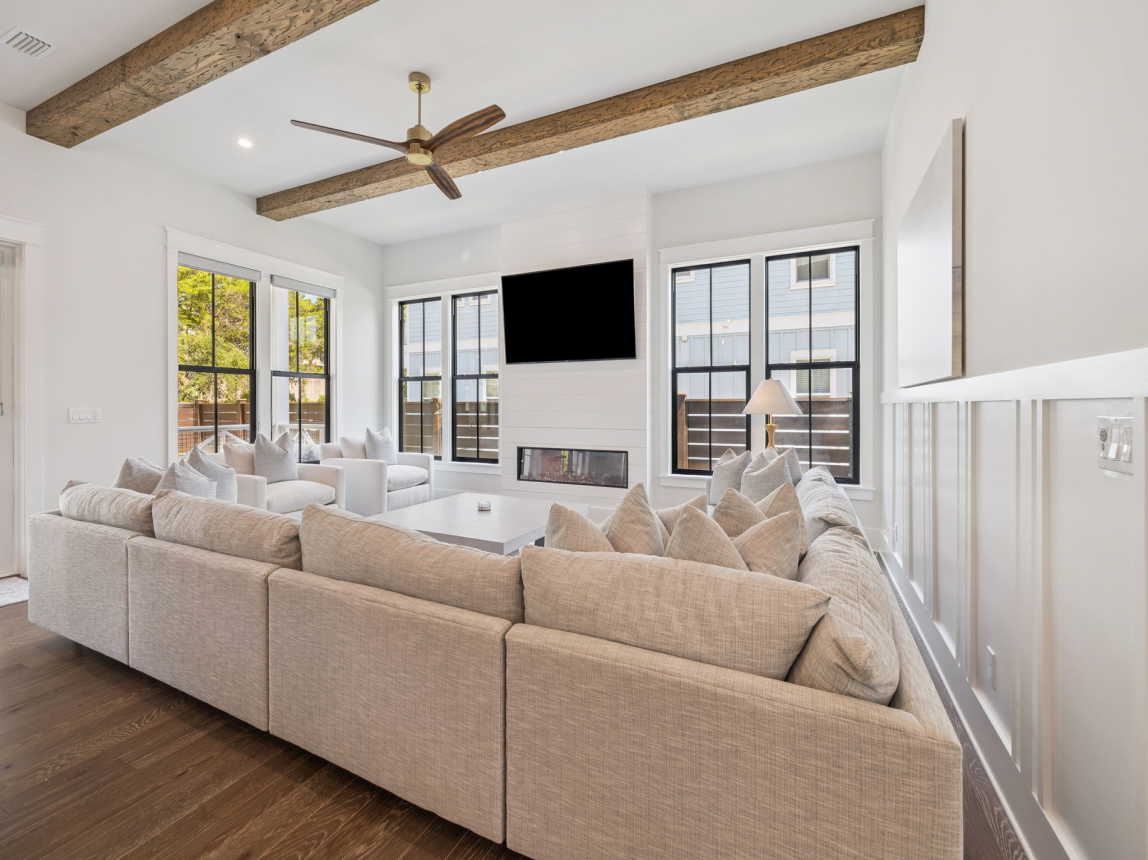 Spacious Living Area with Ample Seating!