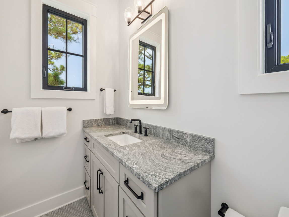 Queen Guest En-Suite - Single Vanity