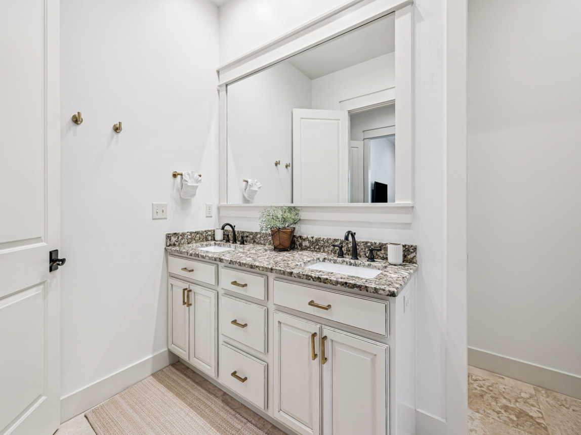 Primary King En-Suite - Dual Vanities