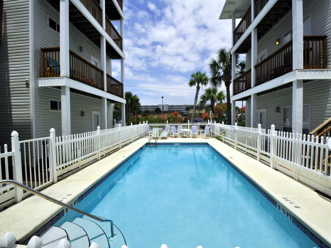 Sunset Cottages swimming pool