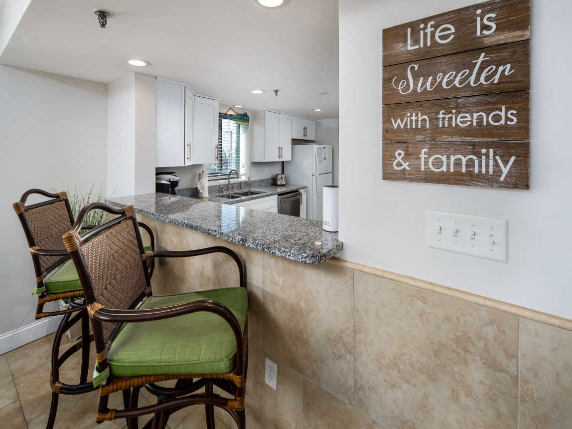 Kitchen with breakfast bar