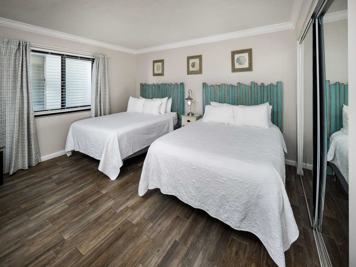 Second bedroom with two queen size beds