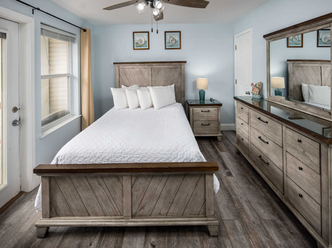 Second bedroom with queen size bed