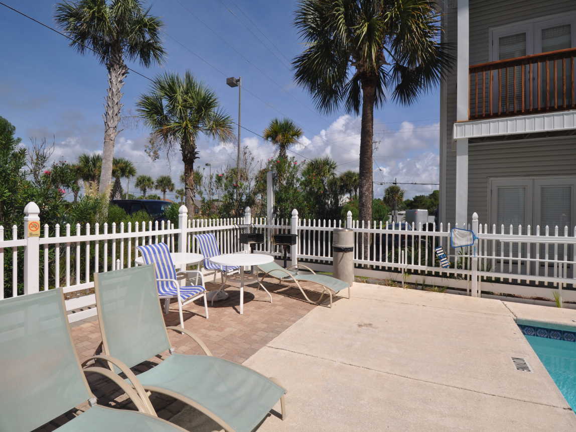 Sunset Cottages grilling area