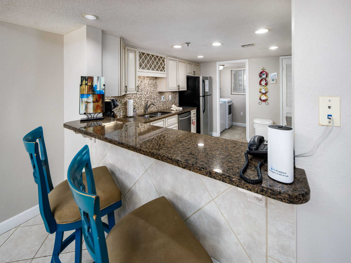 Kitchen with breakfast bar