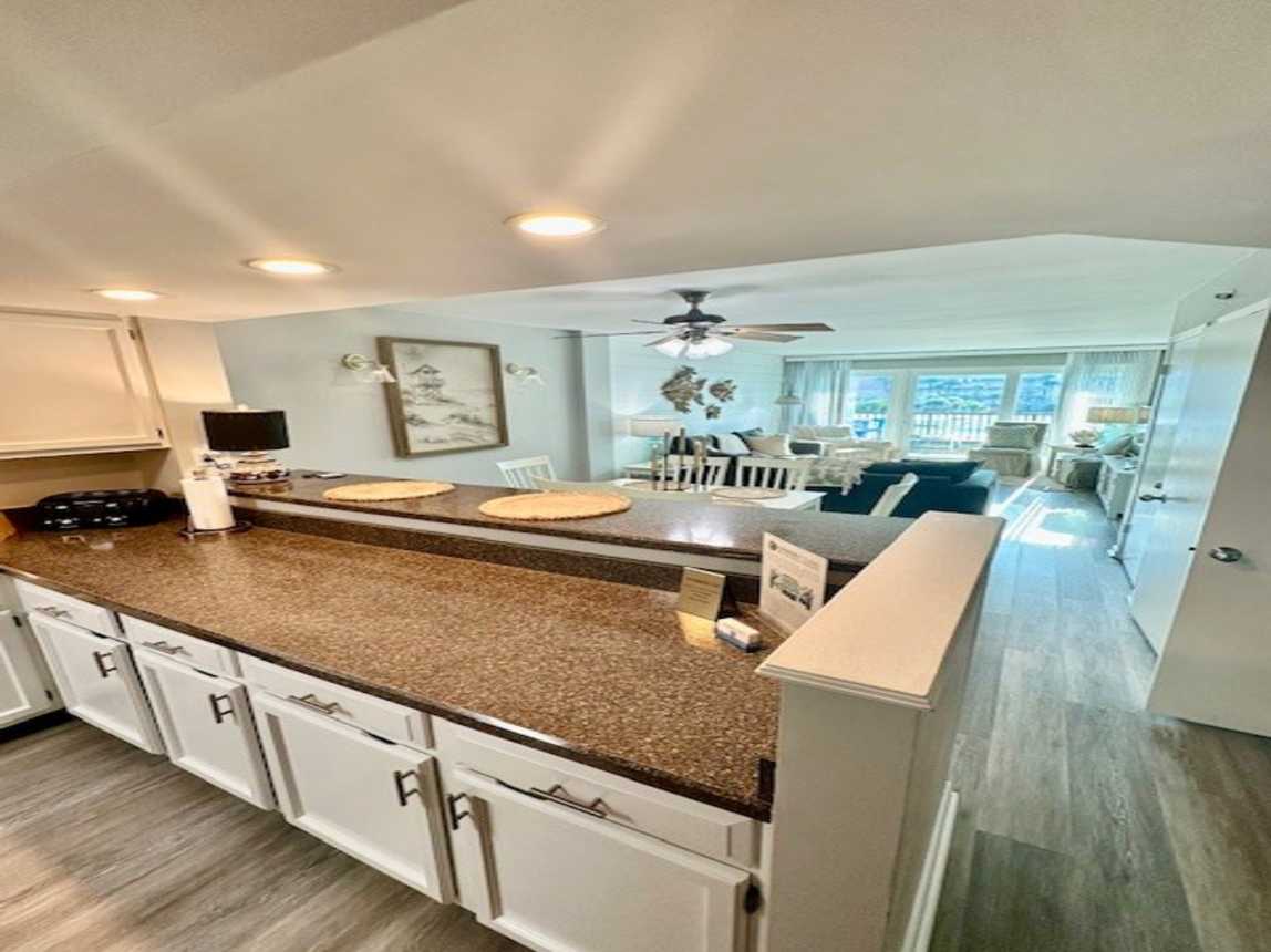 Kitchen with breakfast bar