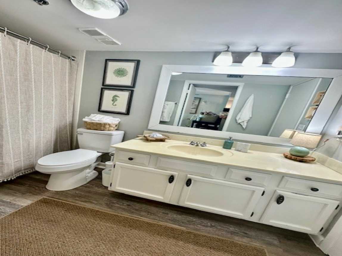 Second full size bathroom with shower/tub combo