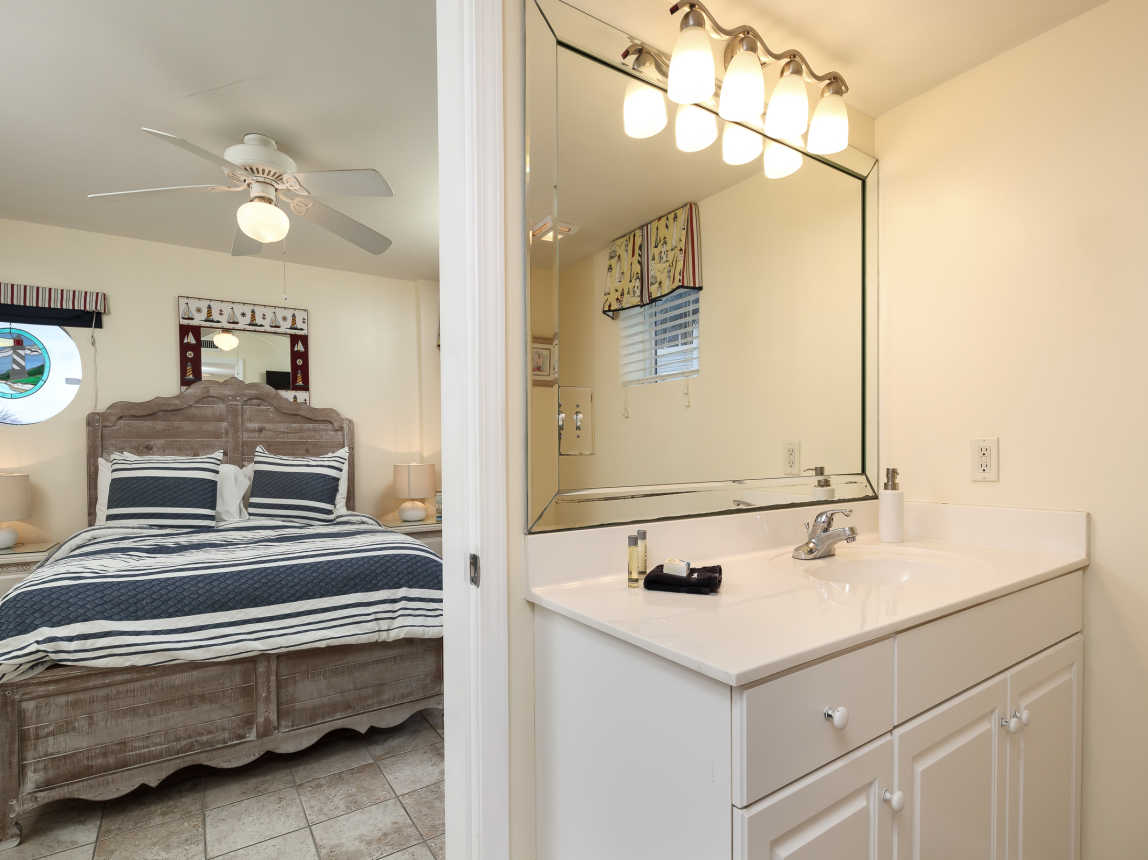 Second bedroom with full size bathroom