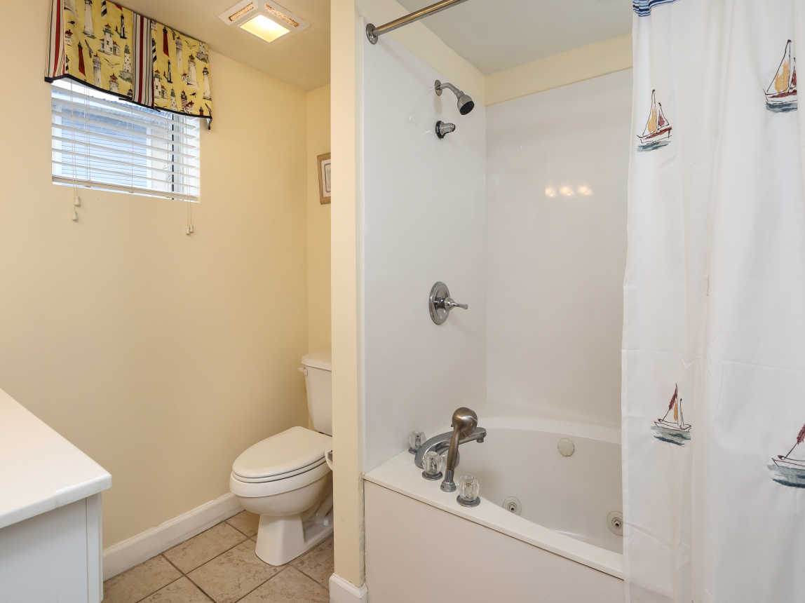 Second bathroom with tub/shower combo and jacuzzi jets