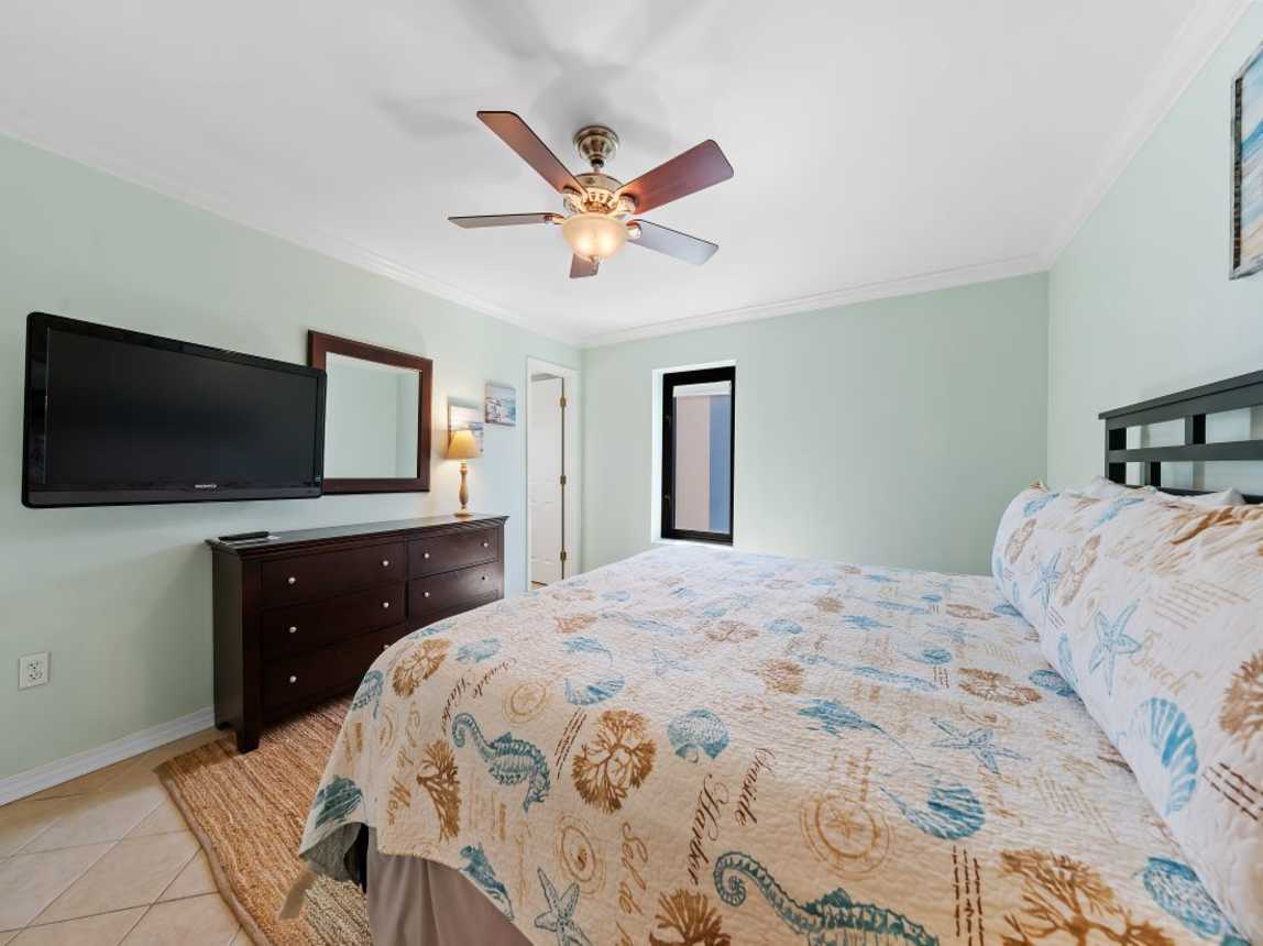 13 Island Winds 280 Primary Bedroom