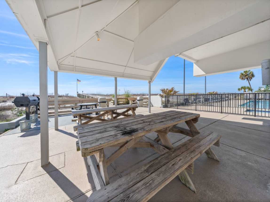 8 Island Winds West Covered BBQ Picnic Area