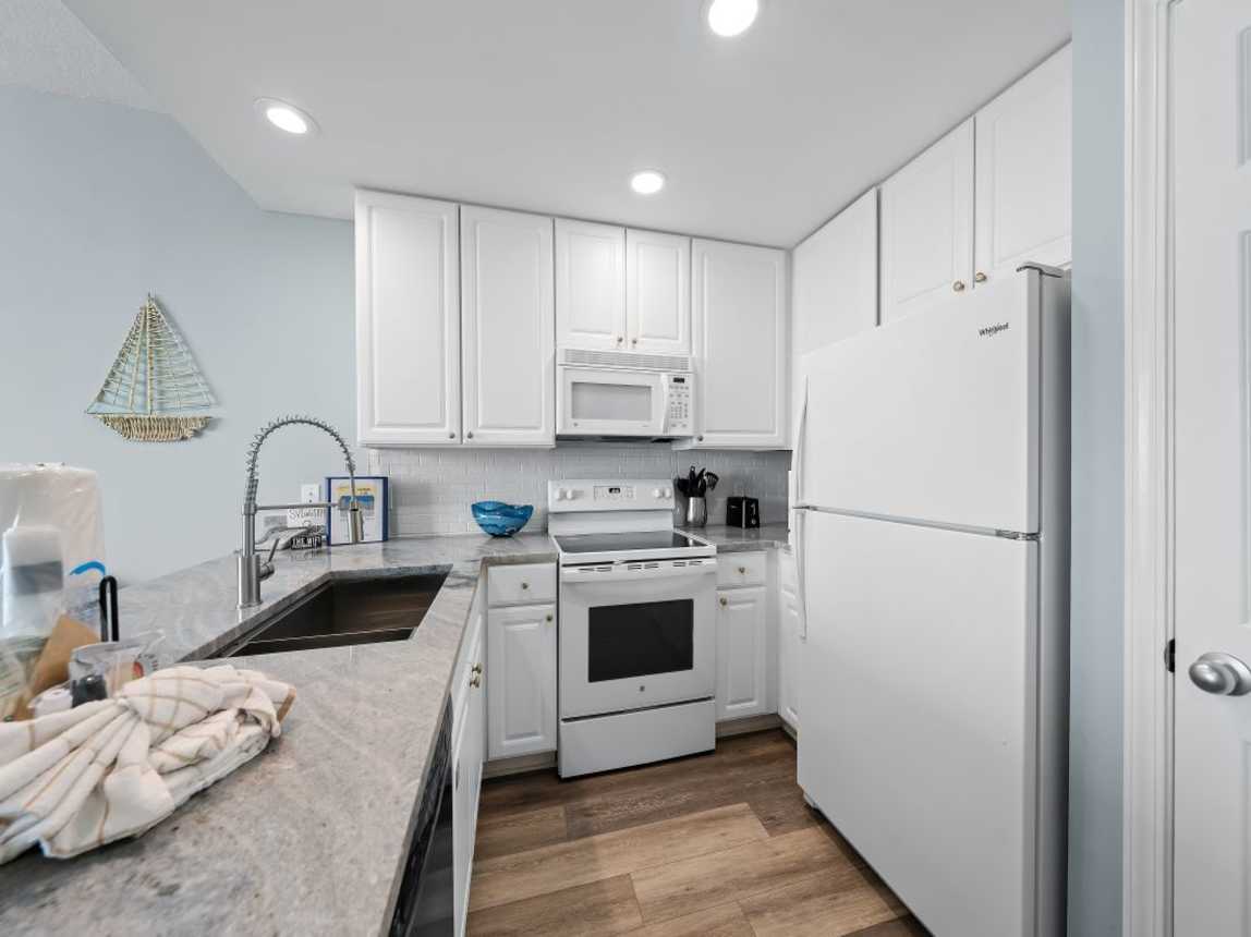 7 Lighthouse 1709 Kitchen