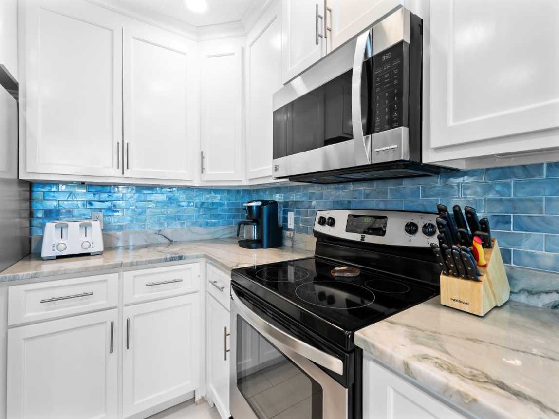 12 Lighthouse 515 Kitchen