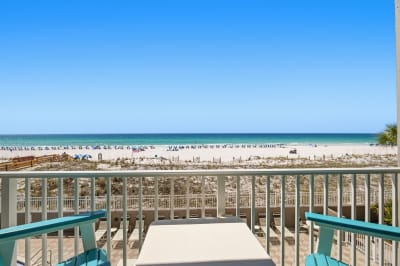 Large 3 Bedroom Beachfront Condo - Sleeps 10! Free Seas