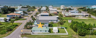 Welcome to 1st Street Bungalow! Perfect location in Mexico Beach, only 2 min walk to the beach!