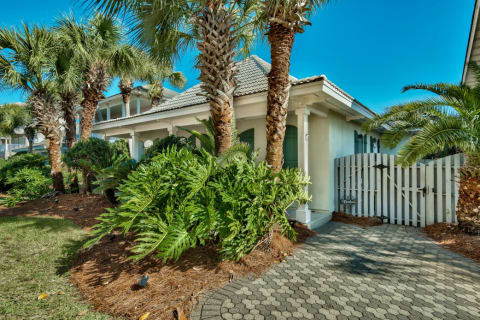 Hidden Gem by the Sea - Walk to Beach
