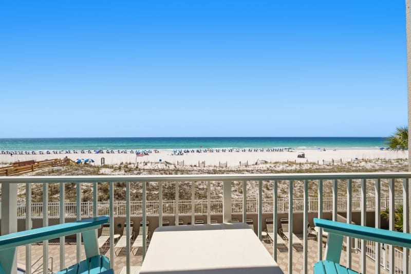 Large 3 Bedroom Beachfront Condo - Sleeps 10! Free Seas