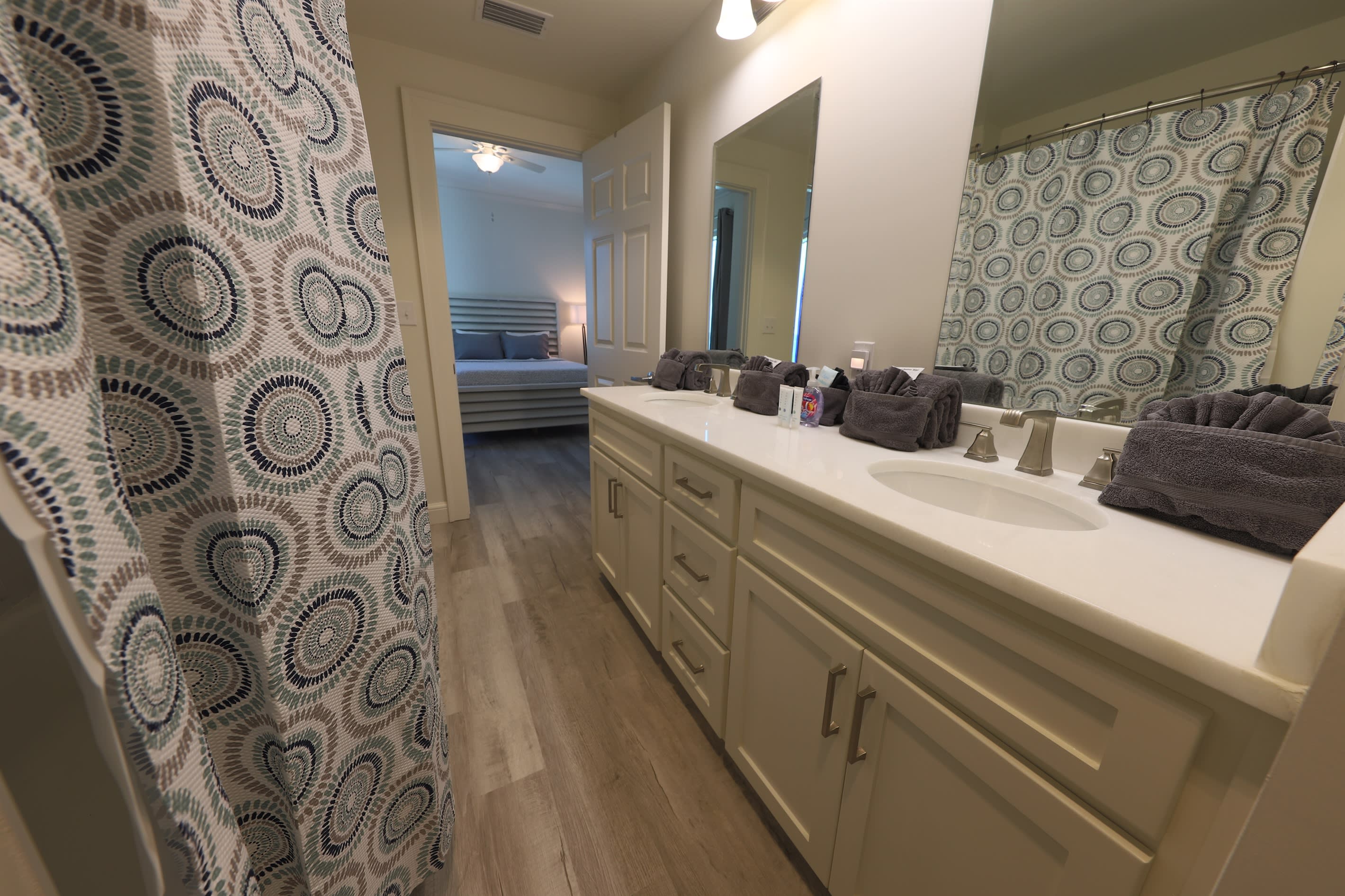 Jack/Jill Guest Bath