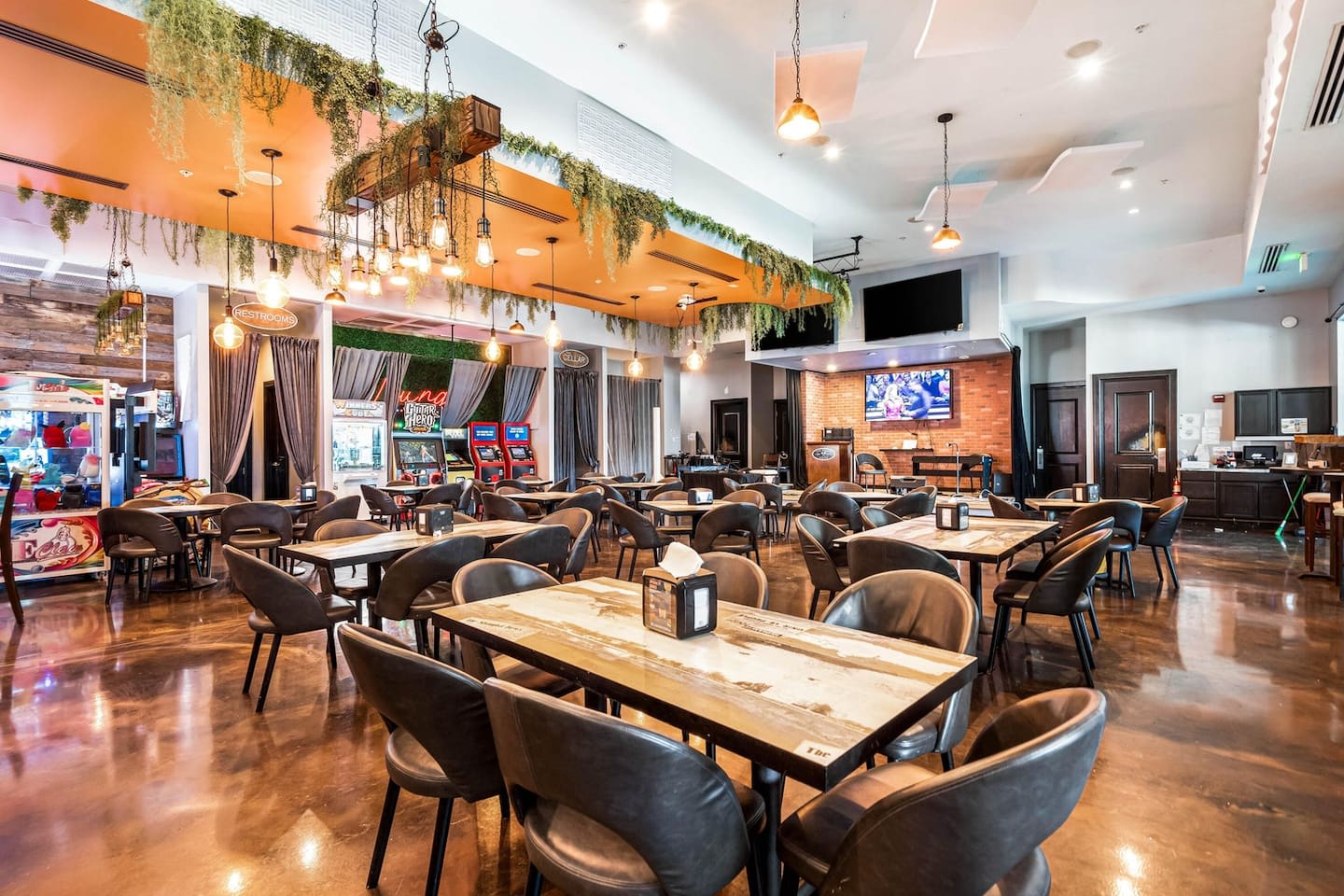 Lively on-site restaurant space w/ warm lighting, perfect for casual meals or drinks Lively on-site restaurant space w/ warm lighting, perfect for casual meals or drinks