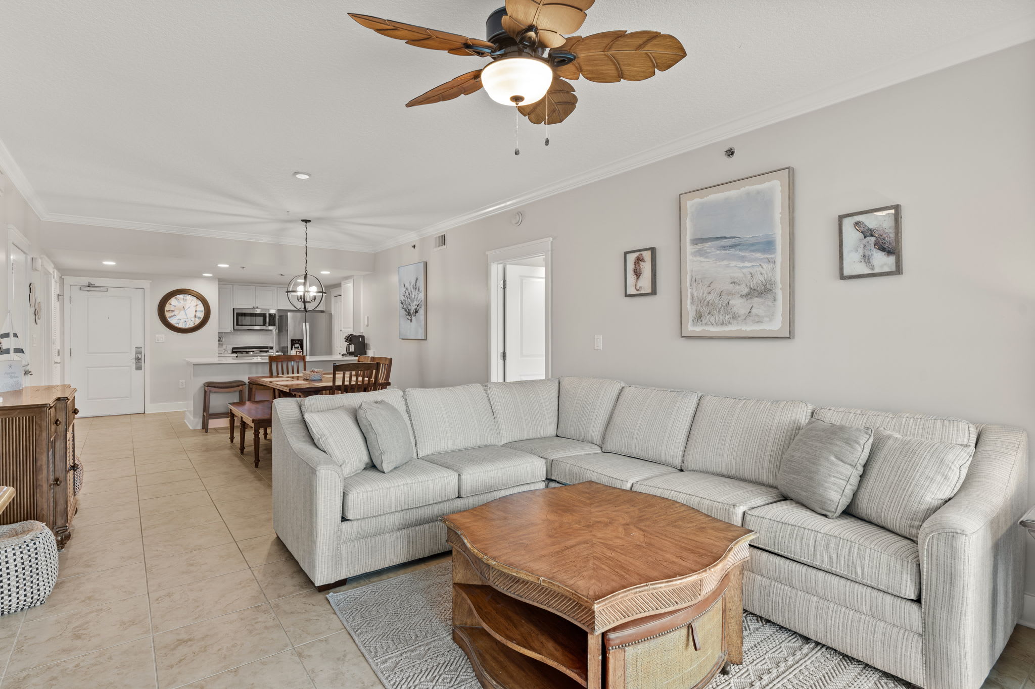 Living room featuring a pull out sofa 