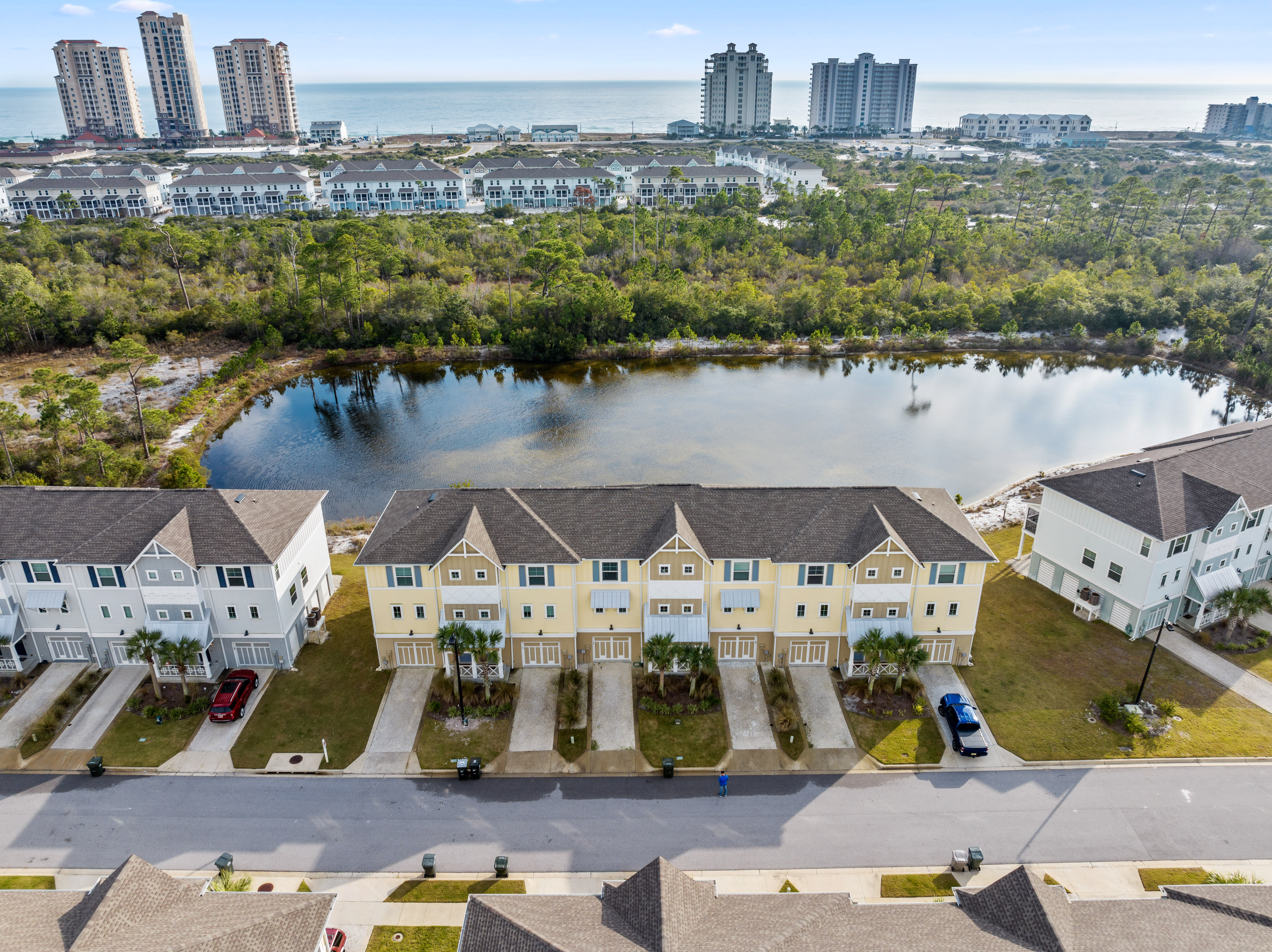 Townhome in gated community overlooking lagoon; minutes to the private beach