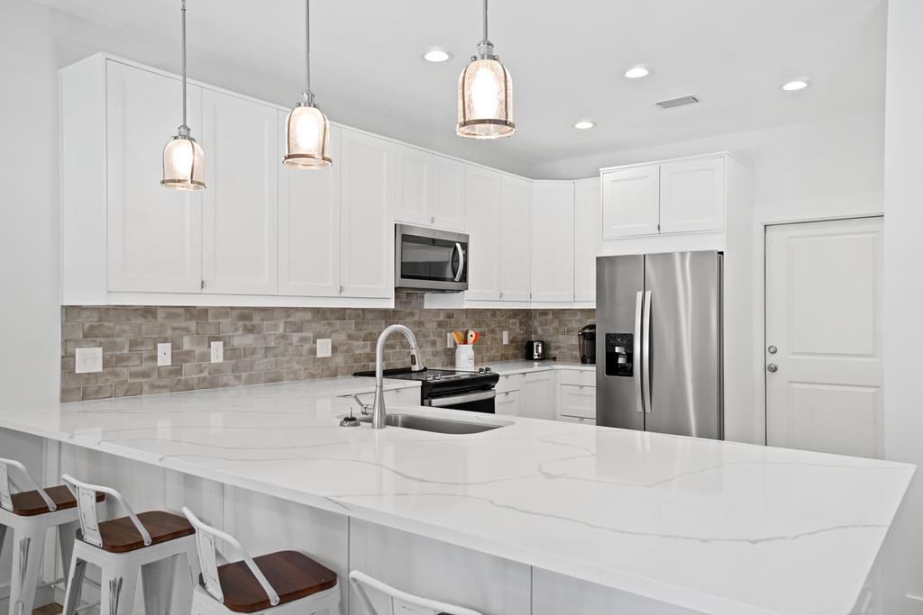 Kitchen with Breakfast Bar