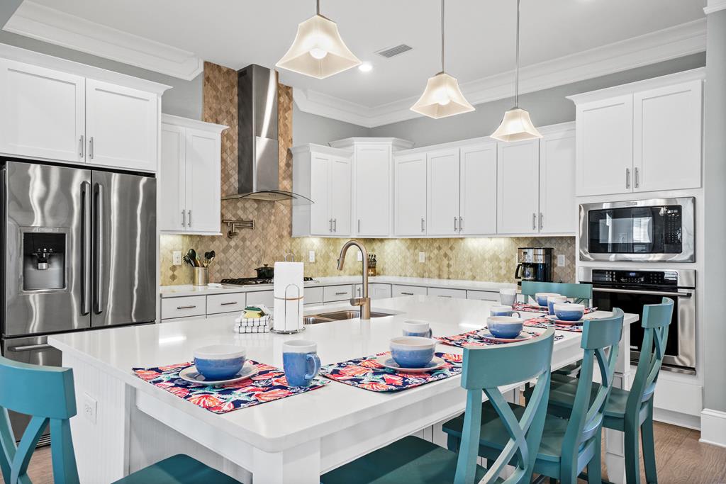 Kitchen with Breakfast Bar