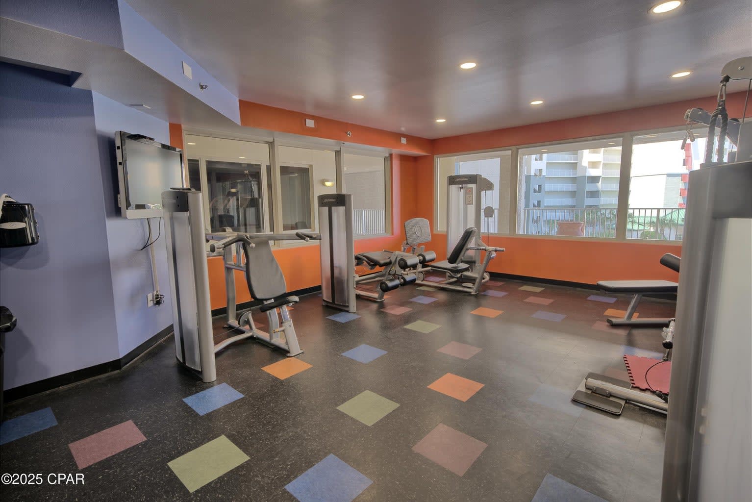 Fitness center with two separate rooms for cardio and weights (free &amp; machines)